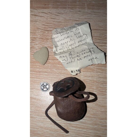 Vintage 98 New Mexico Leather Bat Medicine Bag – Love Note, Heart Stone & Tokens - Picture 4 of 4